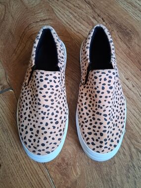 Source Unknown Peach Slip-On Moccasins with Black Spot Print